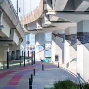 本地藝術家在橋墩展示海洋生物圖案